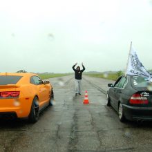 Aklieji sėdo už automobilio vairo ir bandė įveikti lenktynių trasą