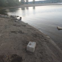 Lampėdžio ežero pakrantėje – netvarka: kodėl batutų parkas nesusirinko blokų?