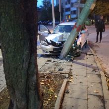 A. Baranausko gatvėje girtas vairuotojas atsitrenkė į stulpą