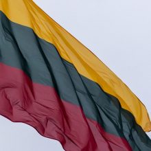 Šilutėje rasta Lietuvos vėliava perlaužtu kotu