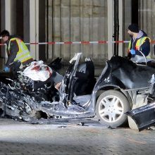Berlyne į Brandenburgo vartus atsitrenkė automobilis: jį vairavęs vyras žuvo