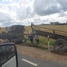 Netoli Klaipėdos apvirto traktorius: vairuotojui prireikė medikų pagalbos