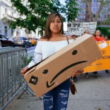 „Amazon“ darbuotojų streikas: mes esame žmonės, o ne robotai