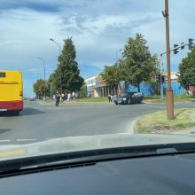 Šiauliuose susidūrė autobusas ir automobilis: nukentėjo trys vaikai