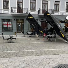 Per plauką nuo nelaimės: kauniečiai fiksuoja Laisvės alėjoje nukritusius lauko kavinės skėčius