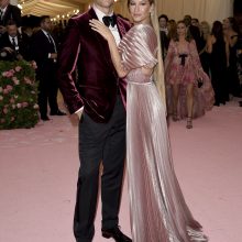 Ekstravagantiškasis mados renginys „Met Gala“: žvaigždžių įvaizdžiai vertė aikčioti