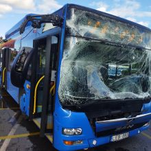 Judrioje Klaipėdos sankryžoje – autobusų avarija: susidūrimo metu griuvo ir susižalojo keleivė
