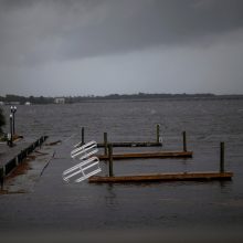 Priartėjus uraganui „Florence“ JAV pakrantę talžo vėjas ir liūtys