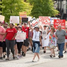 JAV Alabamos valstijoje šimtai žmonių protestavo prieš abortų draudimo įstatymą