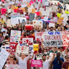 JAV Alabamos valstijoje šimtai žmonių protestavo prieš abortų draudimo įstatymą