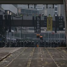 Situacija kaista: Honkongo policija pirmą kartą panaudojo šaunamuosius ginklus