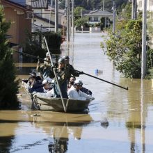 Skaičiuojamos didžiausio per dešimtmetį taifūno Japonijoje aukos: žuvo 19 žmonių