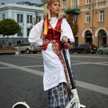 Lietuvoje plinta nauja mada: žinomi žmonės puošiasi tautiniais drabužiais