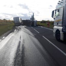 Įspėja vairuotojus: Šiaulių aplinkkelyje nuvirto miškovežis, išbyrėjo rąstai