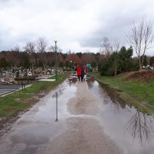 Lėbartų kapinėms ieškos pinigų: gyventojams tenka vaikščioti apsemtais takais