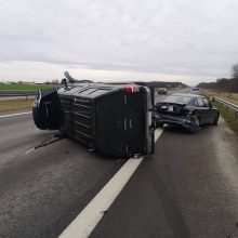 Netoli Klaipėdos – trijų automobilių avarija: sumaitotos visos transporto priemonės