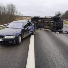 Netoli Klaipėdos – trijų automobilių avarija: sumaitotos visos transporto priemonės