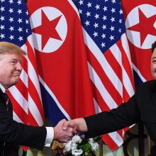 Hanojuje susitikę D. Trumpas ir Kim Jong Unas paspaudė vienas kitam rankas