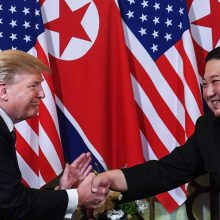 Hanojuje susitikę D. Trumpas ir Kim Jong Unas paspaudė vienas kitam rankas