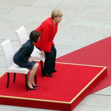 Nežinomybė dėl A. Merkel sveikatos tęsiasi: kanclerė himnų vėl klausėsi sėdėdama