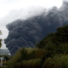 Šiaurės Prancūzijoje chemijos įmonėje siaučiantis gaisras kelia pavojų Senai