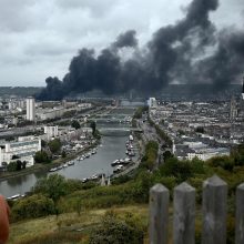Šiaurės Prancūzijoje chemijos įmonėje siaučiantis gaisras kelia pavojų Senai