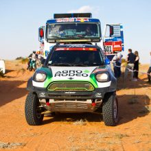 Lietuviai įpusėjo Dakarą vienas šalia kito 20-uke, vienam ekipažui jis baigėsi