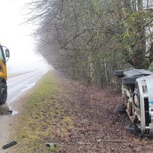 Klaipėdos rajone – skaudi avarija: vilkikas taranavo automobilį, pastarasis nulėkė nuo kelio