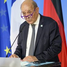 Prancūzija kaltina Australiją ir JAV „melu“ kilus „rimtai krizei“