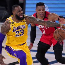 Fantastiškai dėl kamuolių kovoję „Lakers“ – per žingsnį nuo konferencijos finalo