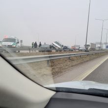 Netoli Jakų žiedinės sankryžos – masinė avarija: vienas automobilis „užskrido“ ant kito