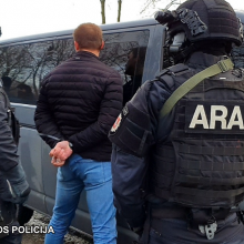Policijos operacija: rasta per 600 tūkst. eurų grynųjų ir ginklų, tiriami ryšiai su pareigūnais