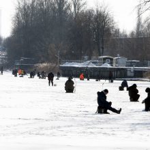 Žvejai okupavo Dangę: ant ledo traukia būriais