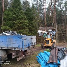 Miškininkai griebiasi už galvų: per tris mėnesius miške – 14 tonų šiukšlių