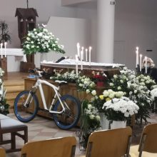 Uostamiestyje atsisveikinama su E. Ostapenko: prie karsto pastatytas dviratukas