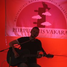 Anykščiuose nukambėjo pirmieji bardų festivalio „Purpurinis vakaras“ akordai