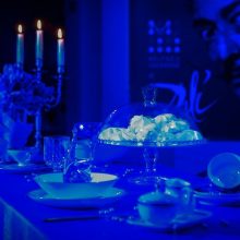„Mėlynoji vakarienė“ Klaipėdoje: kviečia vakarieniauti S. Dali kūrinių apsuptyje