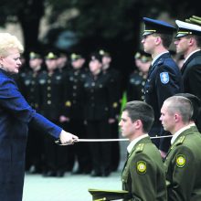 D.Grybauskaitė suteikia pirmąjį karininko laipsnį Karo akademijos absolventams. 2012.