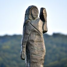 Slovėnijoje atidengta nauja M. Trump skulptūra, originalą sunaikinus padegėjams