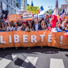 Prancūzijoje tęsiasi demonstracijos prieš COVID-19 apribojimus