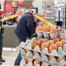 Incidentas Taikos prospekte: prekybos centro apsaugos darbuotoja apmėtyta kiaušiniais