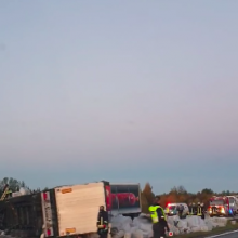 Avarija Šiaulių rajone: dėl slidžios kelio dangos sunkvežimis rėžėsi į atitvarus