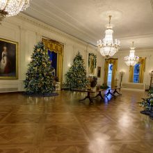 Baltųjų rūmų pasiruošimas Kalėdoms: tarp dekoracijų – meduolinė Nacionalinė alėja