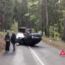 Per avariją Vilniuje „klevo lapu“ pažymėtas automobilis apsivertė ant stogo