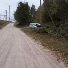 Vilniuje „Volvo“ automobilis rėžėsi į stulpą: vairuotojas pasišalino