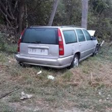 Vilniuje „Volvo“ automobilis rėžėsi į stulpą: vairuotojas pasišalino