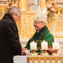 Sambūrio „Gerumo ąžuolas“ susitikimas: katedros šventoriuje pasodino ąžuolą