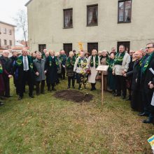 Sambūrio „Gerumo ąžuolas“ susitikimas: katedros šventoriuje pasodino ąžuolą