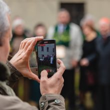 Sambūrio „Gerumo ąžuolas“ susitikimas: katedros šventoriuje pasodino ąžuolą