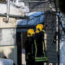 Specialiųjų tarnybų sujudimas Kaune: mediniame name kilo gaisras